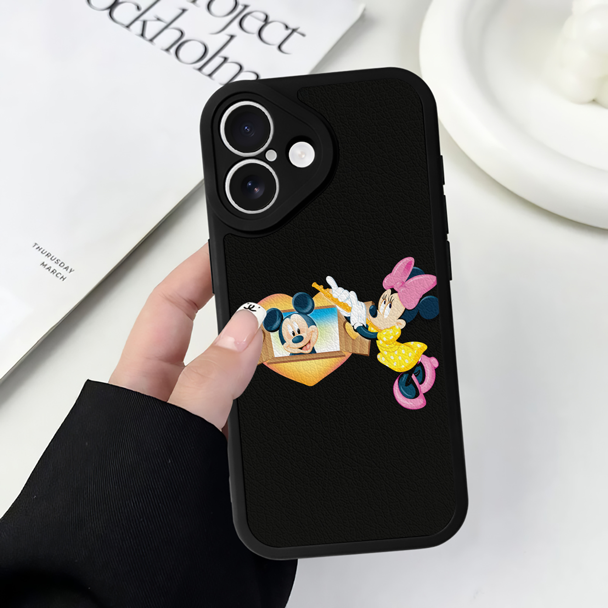 （画像用） ミッキーマウス Mickey Mouse 【iPhone 16シリーズ対応】シリコンスマホケース（レザー調） 材質：シリコン